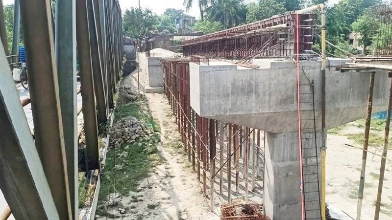 চাঁপাইনবাবগঞ্জের শিবগঞ্জ উপজেলার পাগলা নদীর ওপর নির্মাণাধীন বীর মুক্তিযোদ্ধা ডা. মইন উদ্দিন আহমদ মন্টু সেতু।
